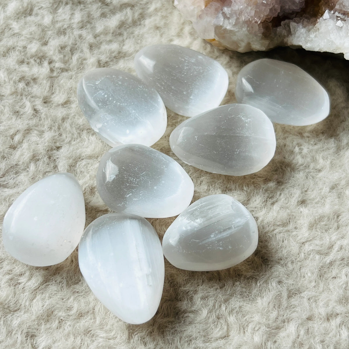 O GRAMADA DE PIETRE SEMIOVALE DE SELENIT