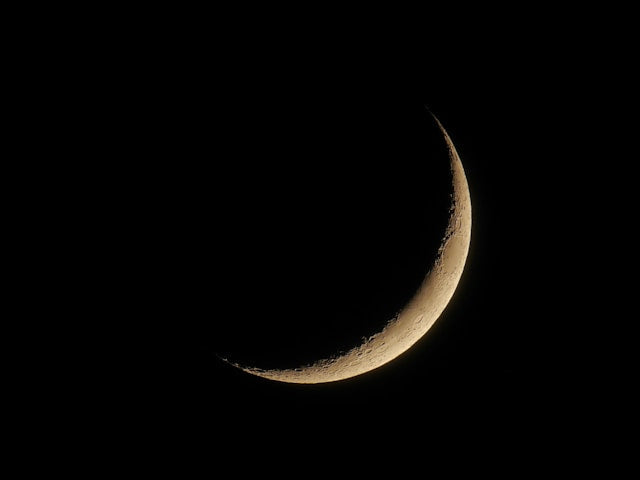 Thin crescent Moon in the night sky symbolizing the beginning of a new lunar cycle before the New Moon in Cancer.