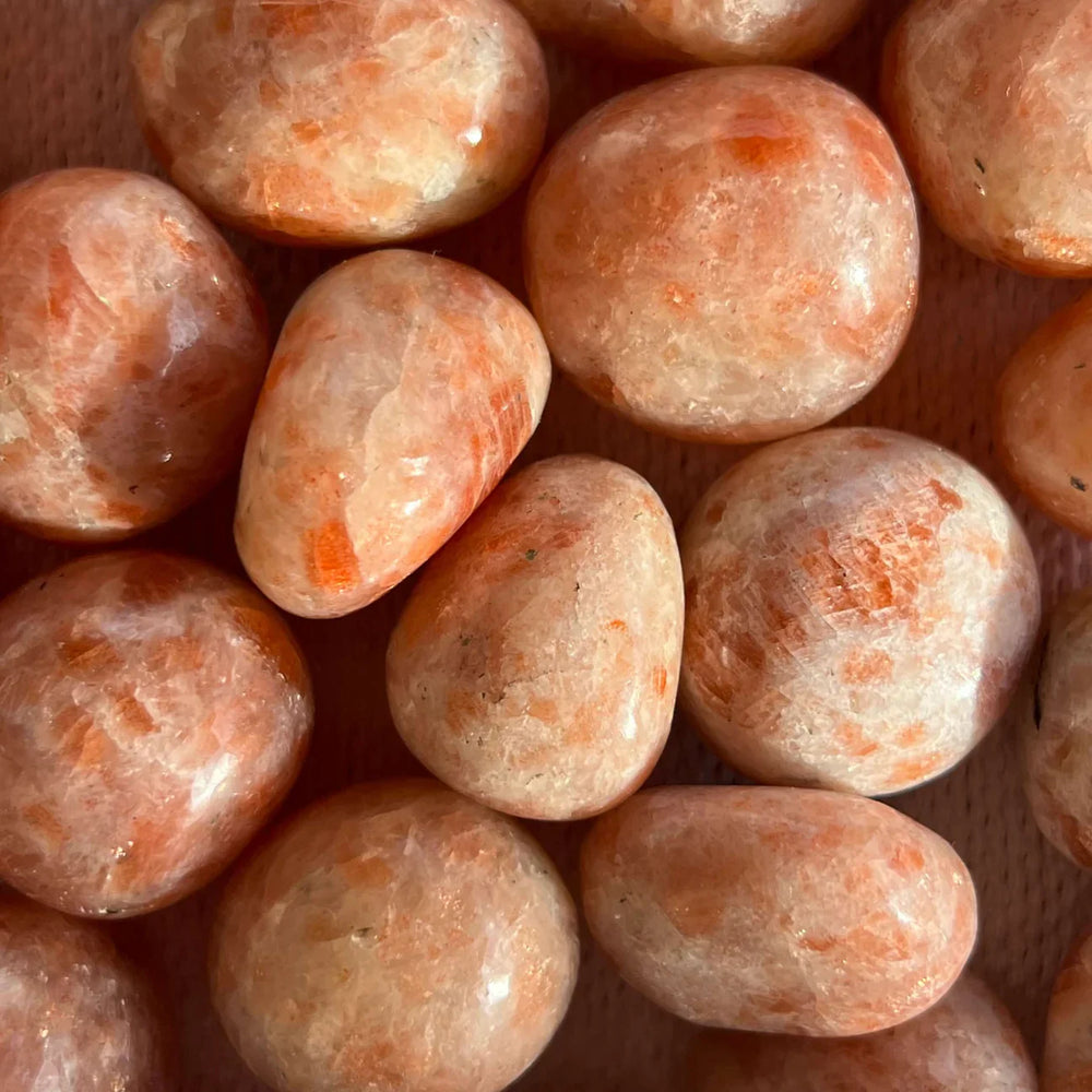 Pietre mari tumbled  din Piatra Soarelui, cu pattern-uri naturale, luciu mătăsos și nuanțe calde de portocaliu.