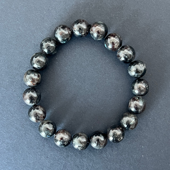 Brățară din astrofilit natural – piatră rară cu reflexe metalice, simbol al clarității și echilibrului spiritual