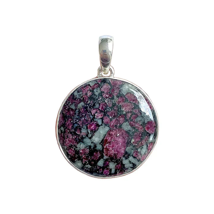 Pandantiv din Eudialit natural – cristal rar în nuanțe de roșu rubiniu și gri, simbol al iubirii conștiente și al echilibrului emoțional