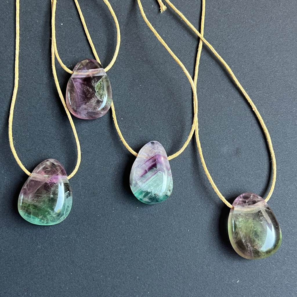 Colier pandantiv fluorit curcubeu DROP, pietre semipretioase - druzy.ro 1 