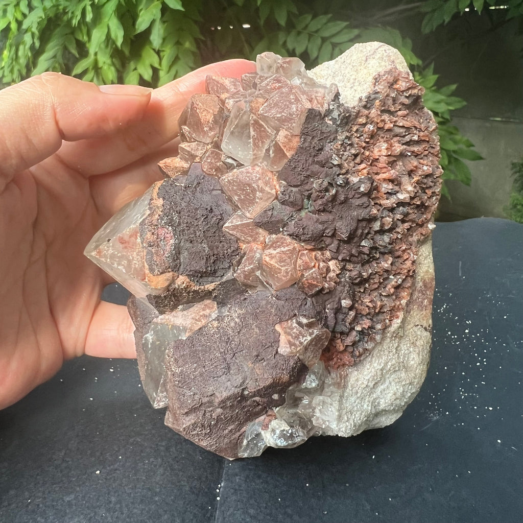 Cluster cuart Blacknit cu goetita si hematit model 4a/2 din Madagascar, pietre semipretioase - druzy.ro 3