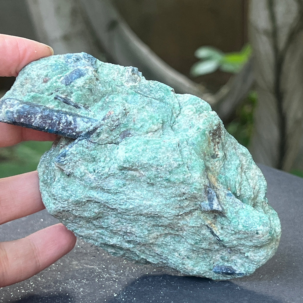 Kianit albastru (cianit) in fucsit piatra bruta | Model 7, pietre semipretioase - druzy.ro 1 