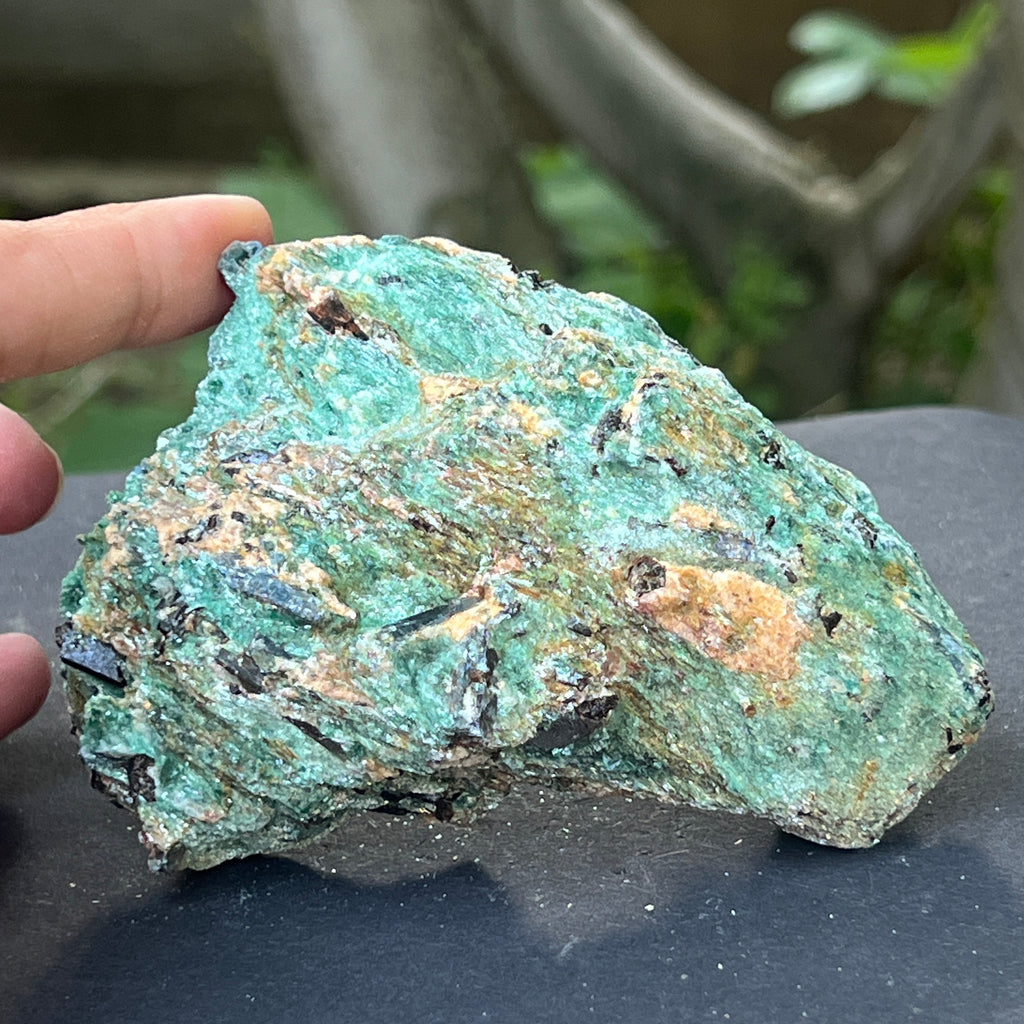 Kianit albastru (cianit) in fucsit piatra bruta | Model 3, pietre semipretioase - druzy.ro 3 
