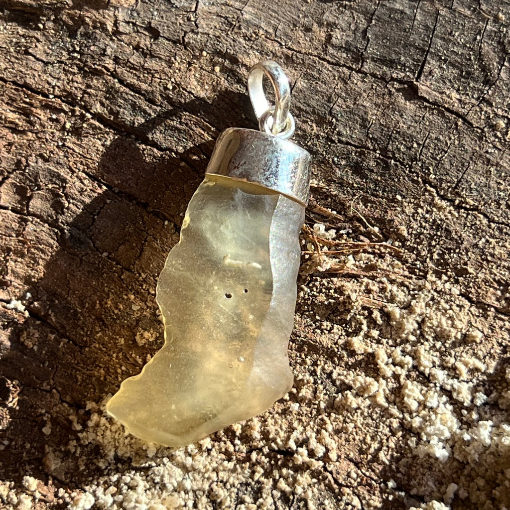 Pandantiv tectita aurie, sticla desertului Libia, meteorit, calitate AAA, model 2, druzy.ro, cristale 1