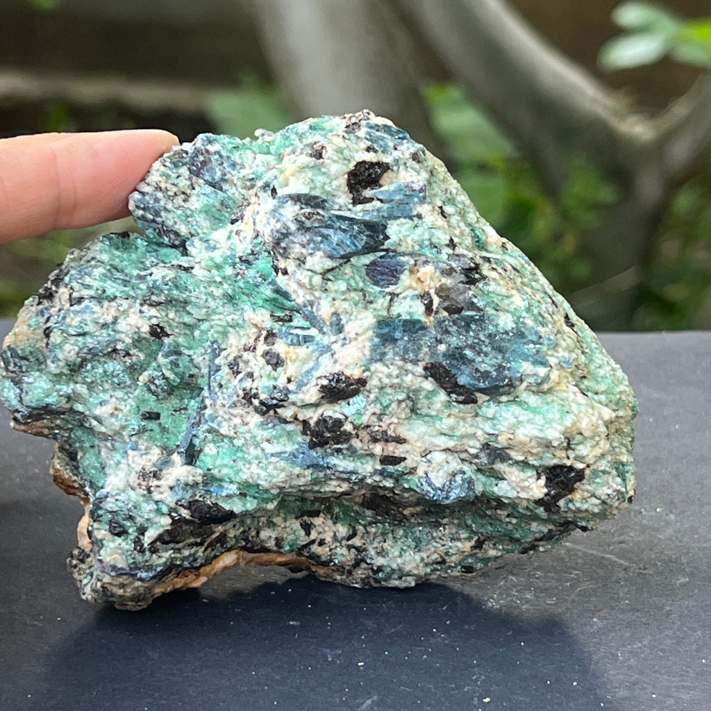 Kianit albastru (cianit) in fucsit piatra bruta m1, pietre semipretioase - druzy.ro 1 