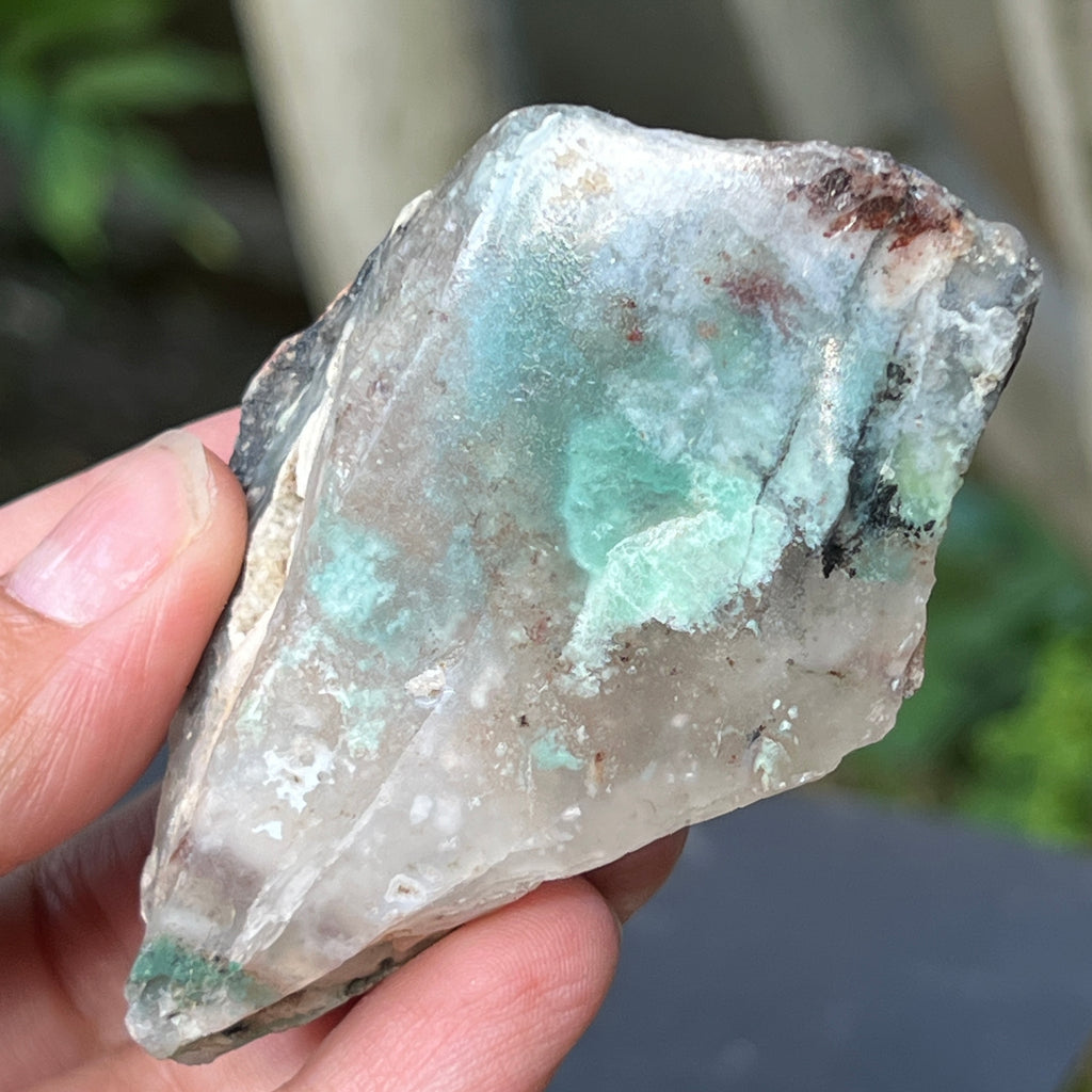 Piatra bruta polista pe o fata de calcedonie cu crom albastru-verzuie din Zimbabwe | Model 6, pietre semipretioase - druzy.ro 1 