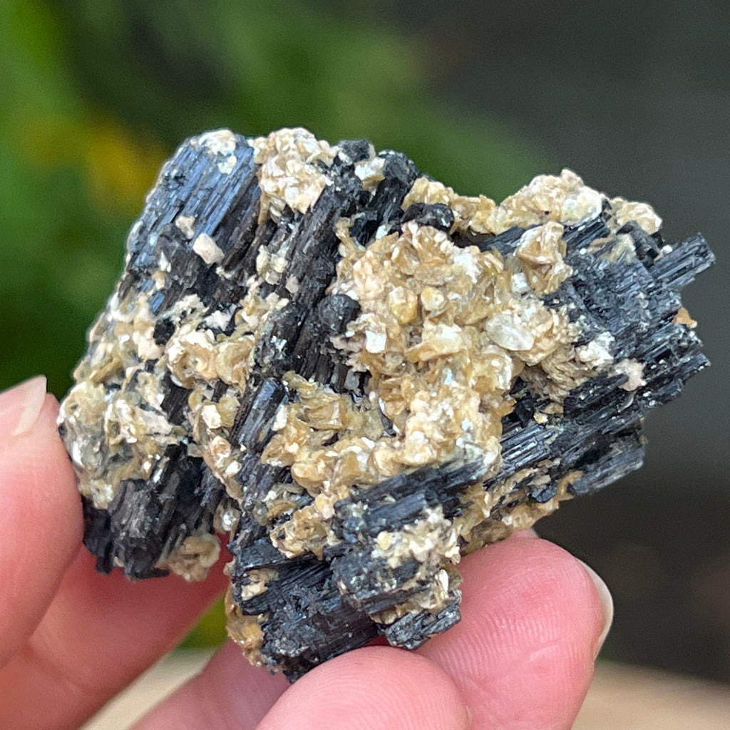 Cluster turmalina neagra cu vermiculita din Erongo m17, pietre semipretioase - druzy.ro 4 