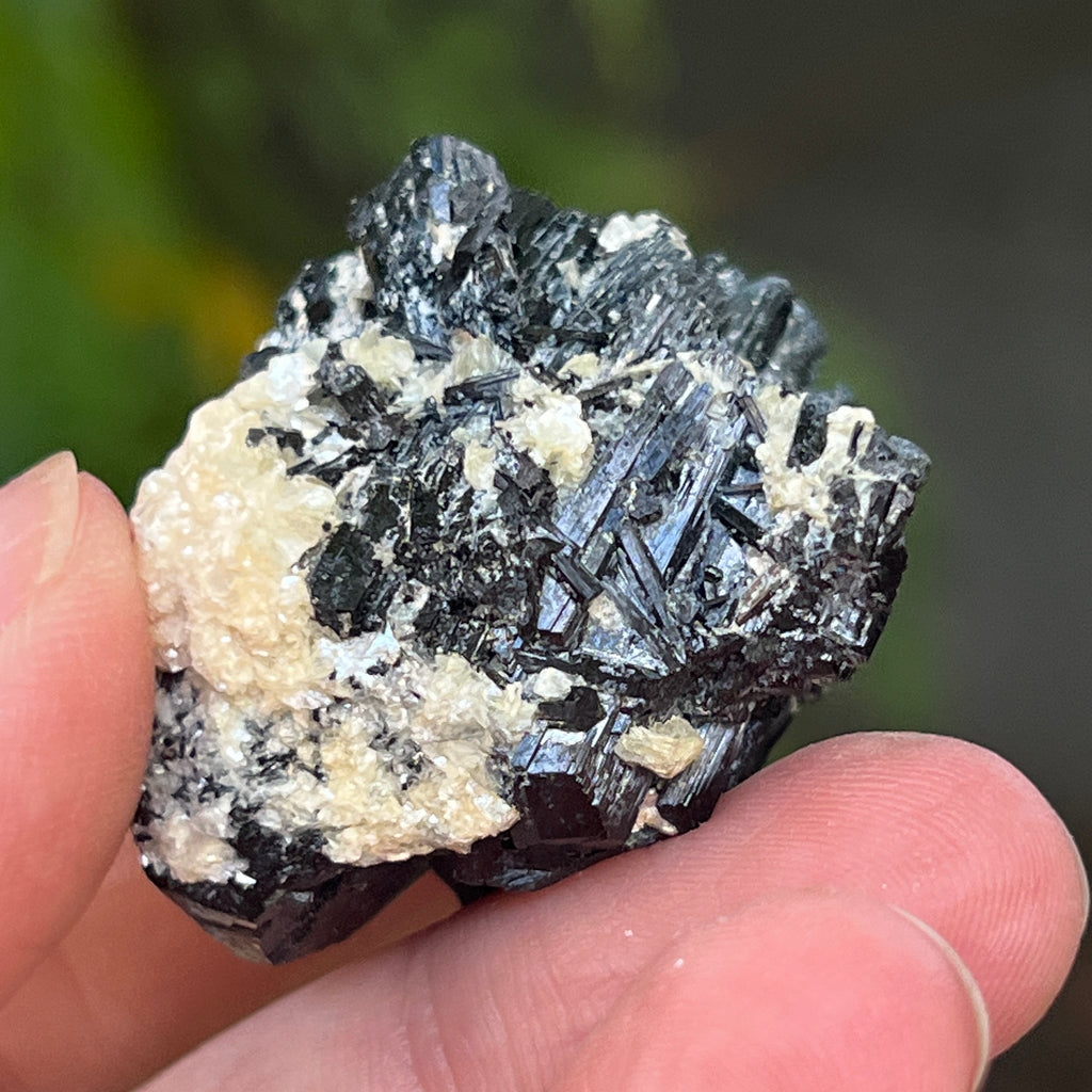 Cluster turmalina neagra cu vermiculita din Erongo m20, pietre semipretioase - druzy.ro 6 