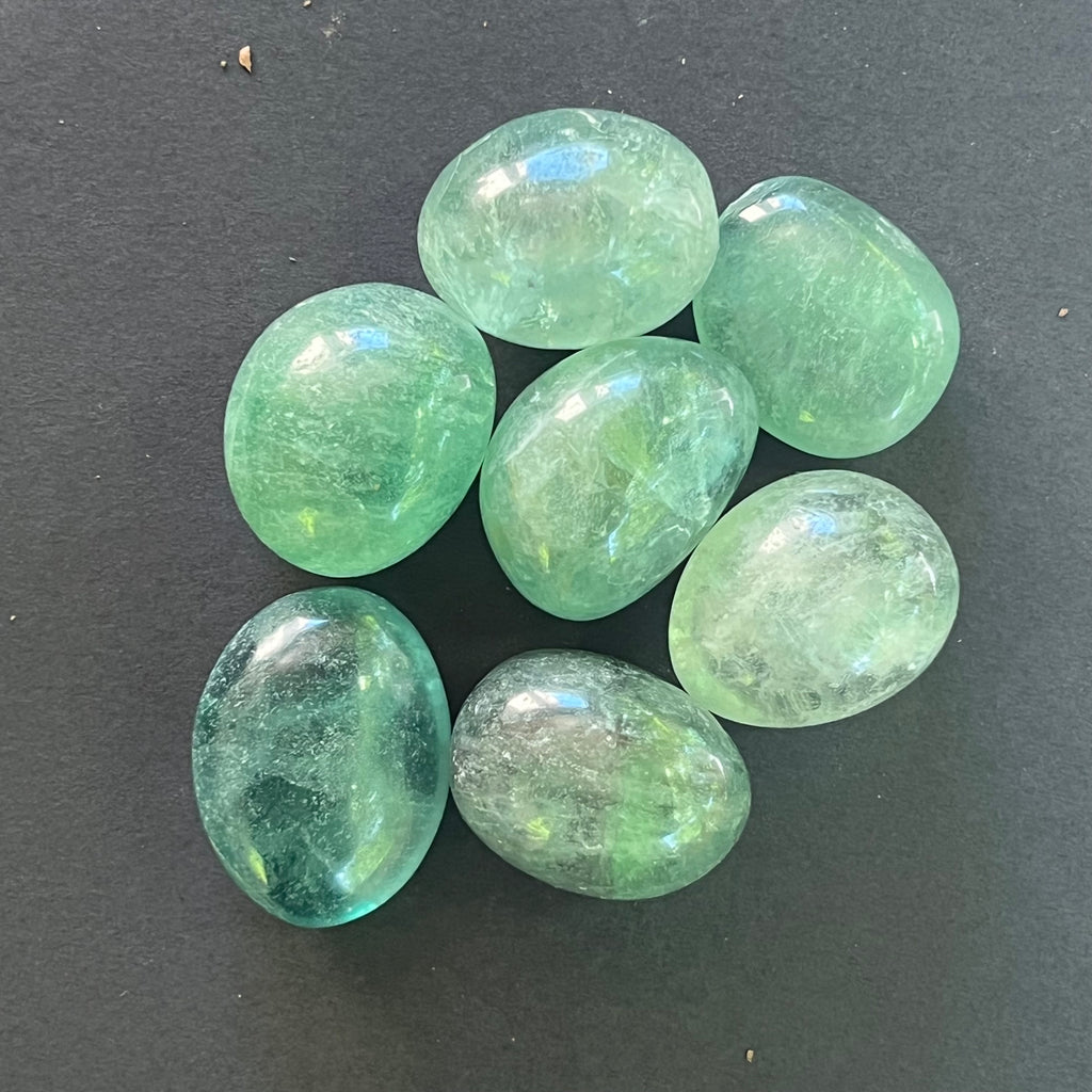 Fluorit verde AAA piatra rulata mini, druzy.ro, pietre semipretioase 2