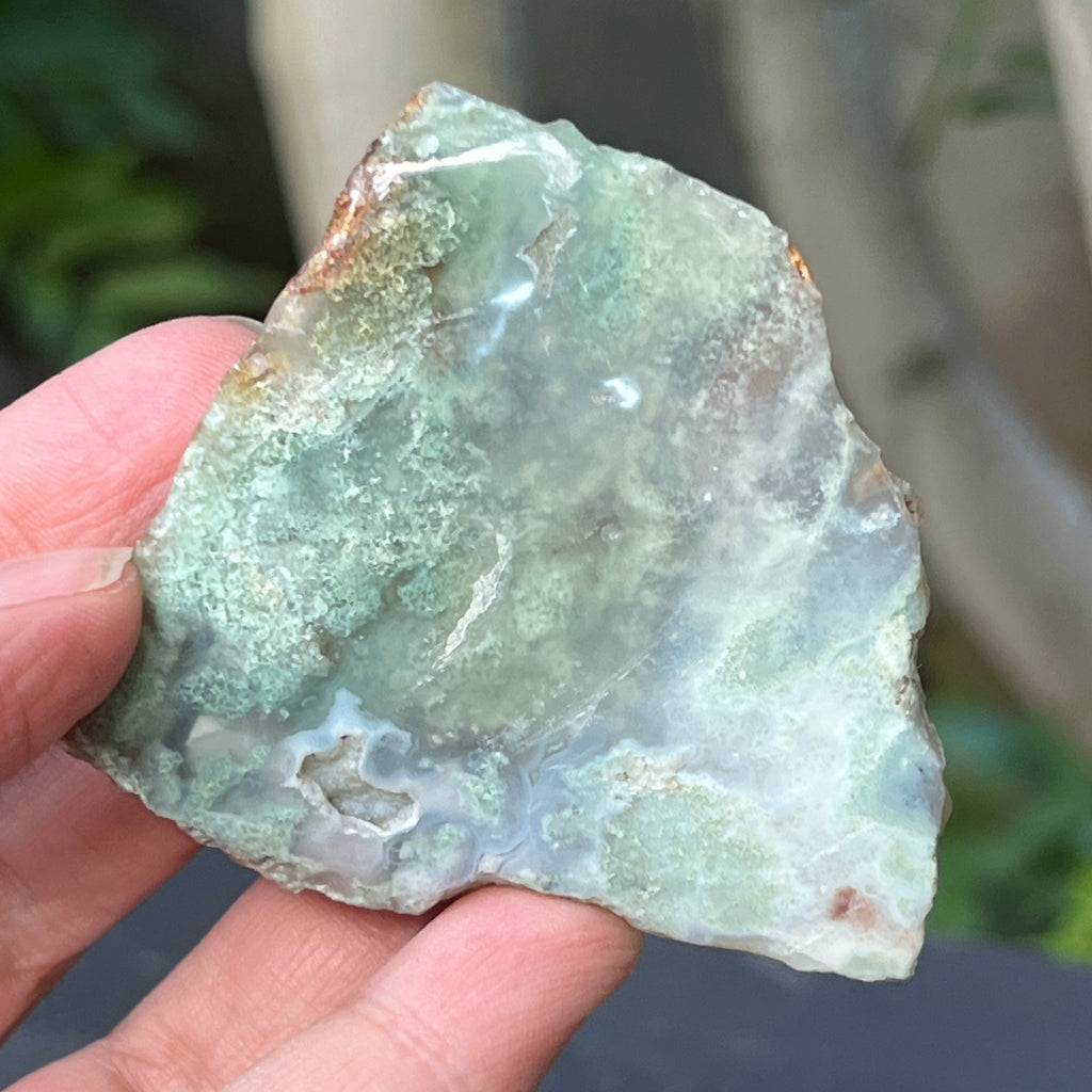 Piatra bruta polista pe o fata de calcedonie cu crom albastru-verzuie din Zimbabwe | Model 1, pietre semipretioase - druzy.ro 1 