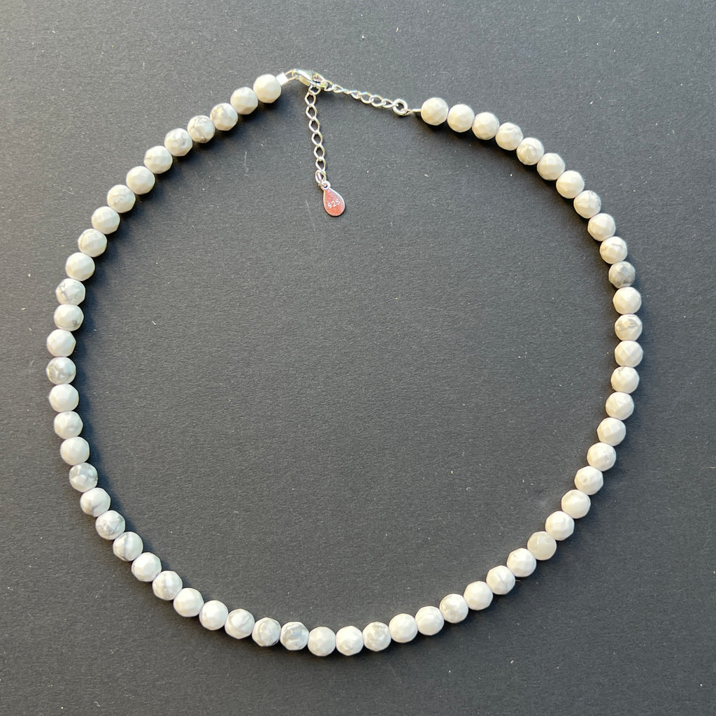 Colier howlit alb Whisper #106, pietre semipretioase - druzy.ro 1 