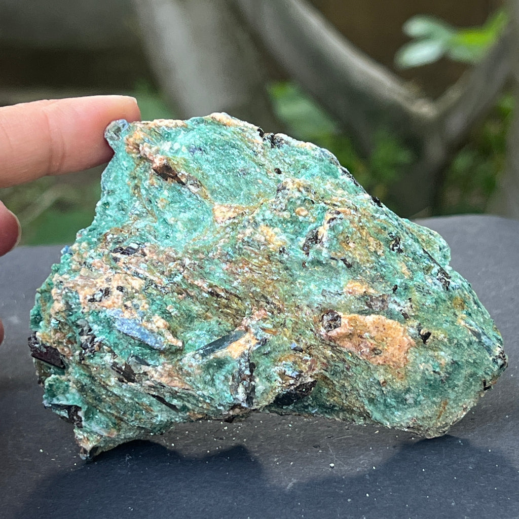 Kianit albastru (cianit) in fucsit piatra bruta | Model 3, pietre semipretioase - druzy.ro 2 