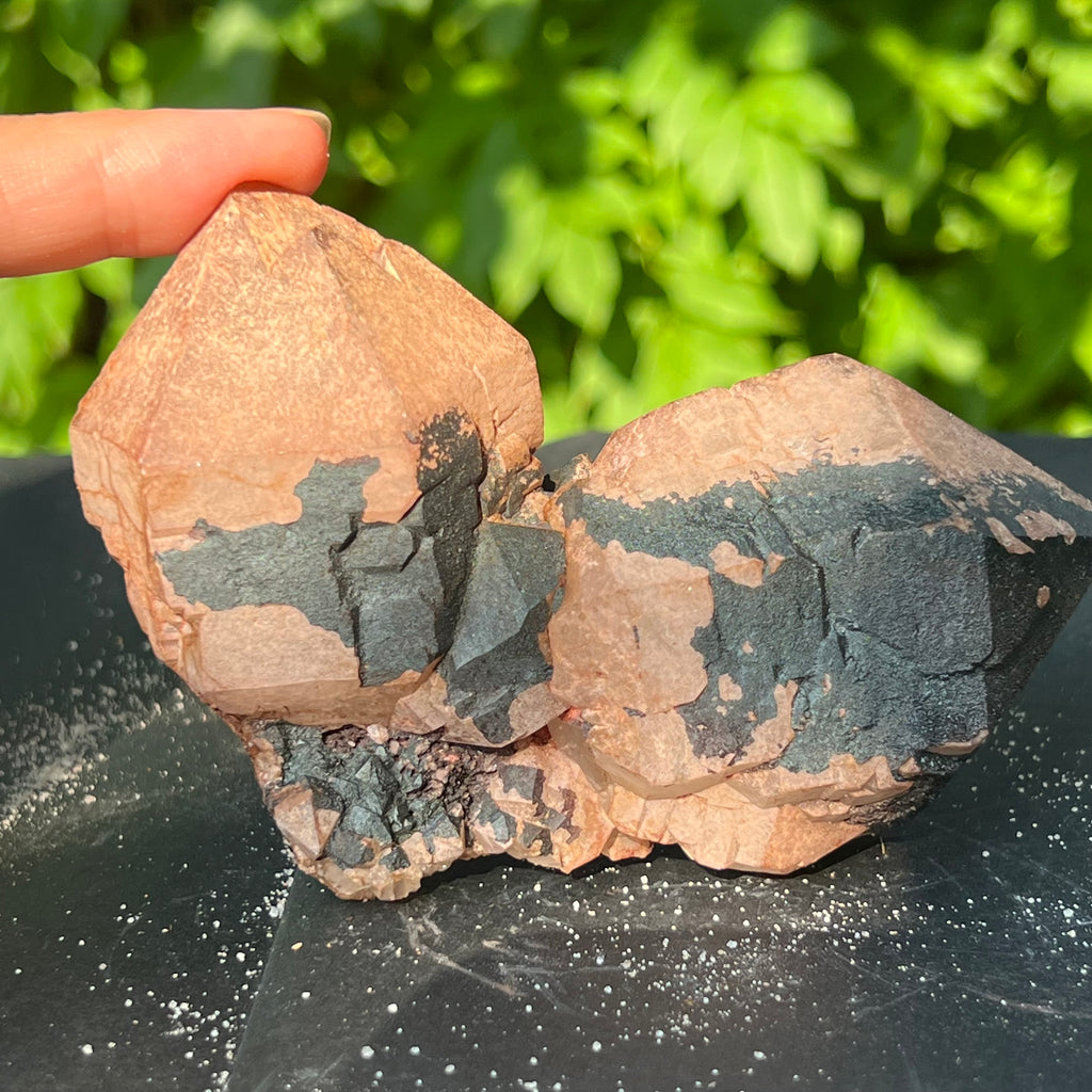 Cluster cuart Blacknit cu goetita si hematit model 4a/6 din Madagascar, pietre semipretioase - druzy.ro 2