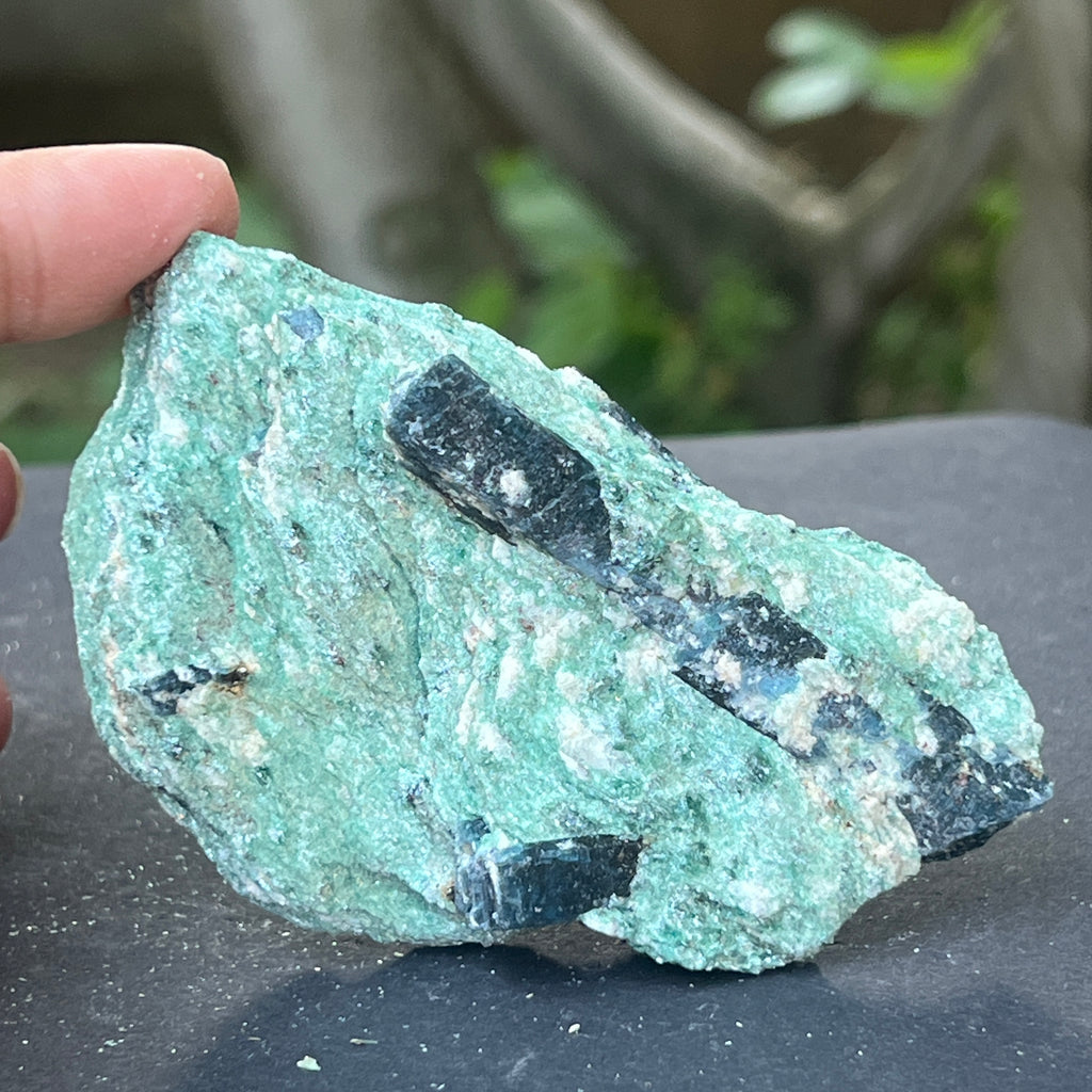 Kianit albastru (cianit) in fucsit piatra bruta | Model 5, pietre semipretioase - druzy.ro 1 
