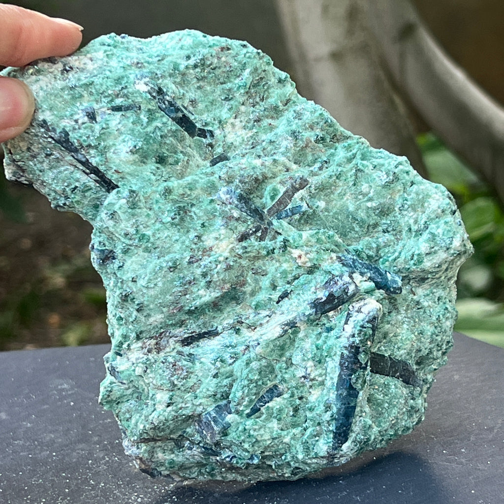 Kianit albastru (cianit) in fucsit piatra bruta | Model 14, pietre semipretioase - druzy.ro 3 