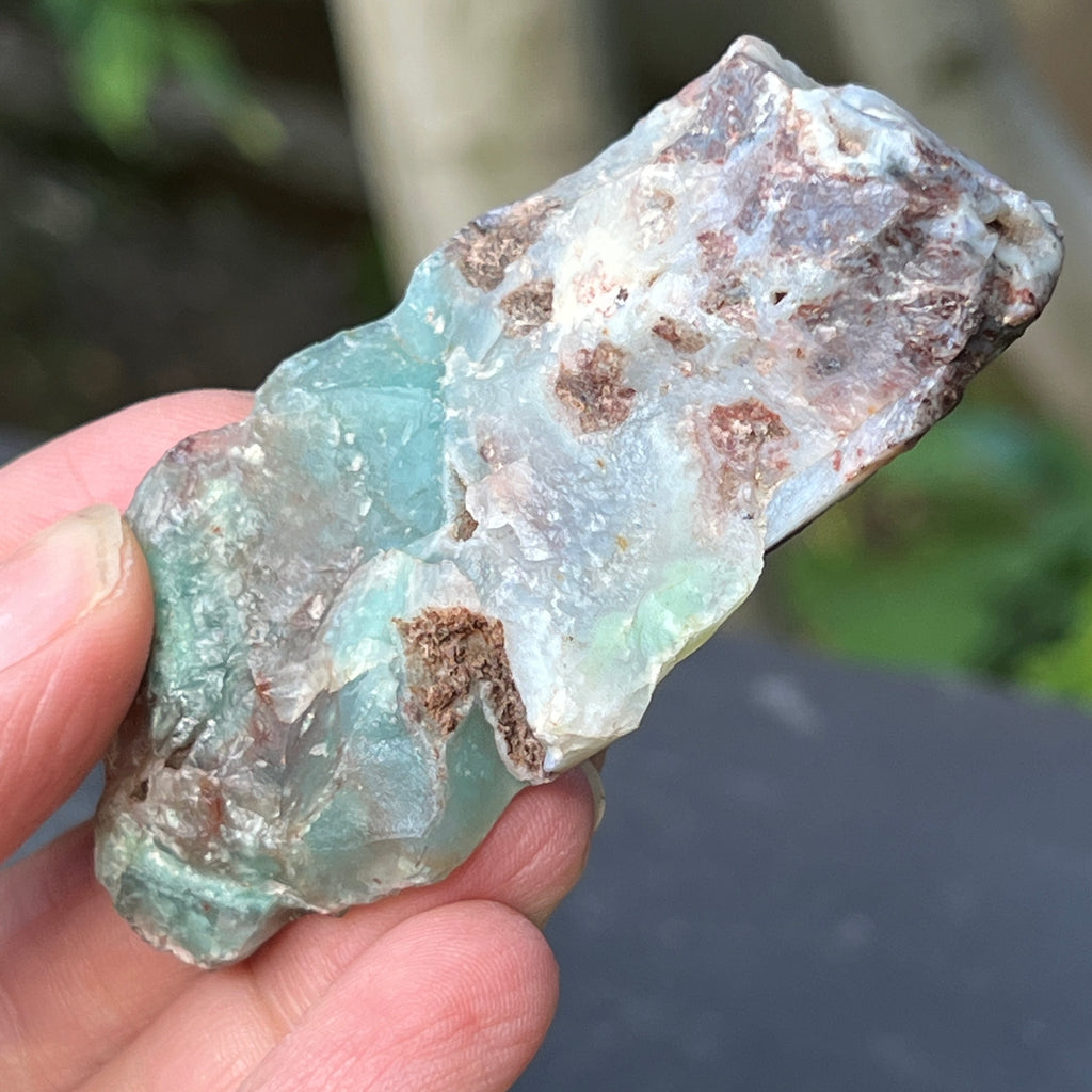 Piatra bruta polista pe o fata de calcedonie cu crom albastru-verzuie din Zimbabwe | Model 3, pietre semipretioase - druzy.ro 2 