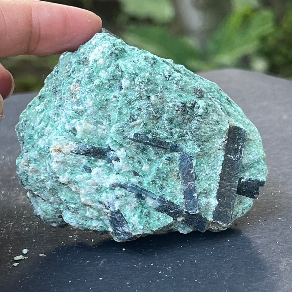 Kianit albastru (cianit) in fucsit piatra bruta | Model 10, pietre semipretioase - druzy.ro 1 