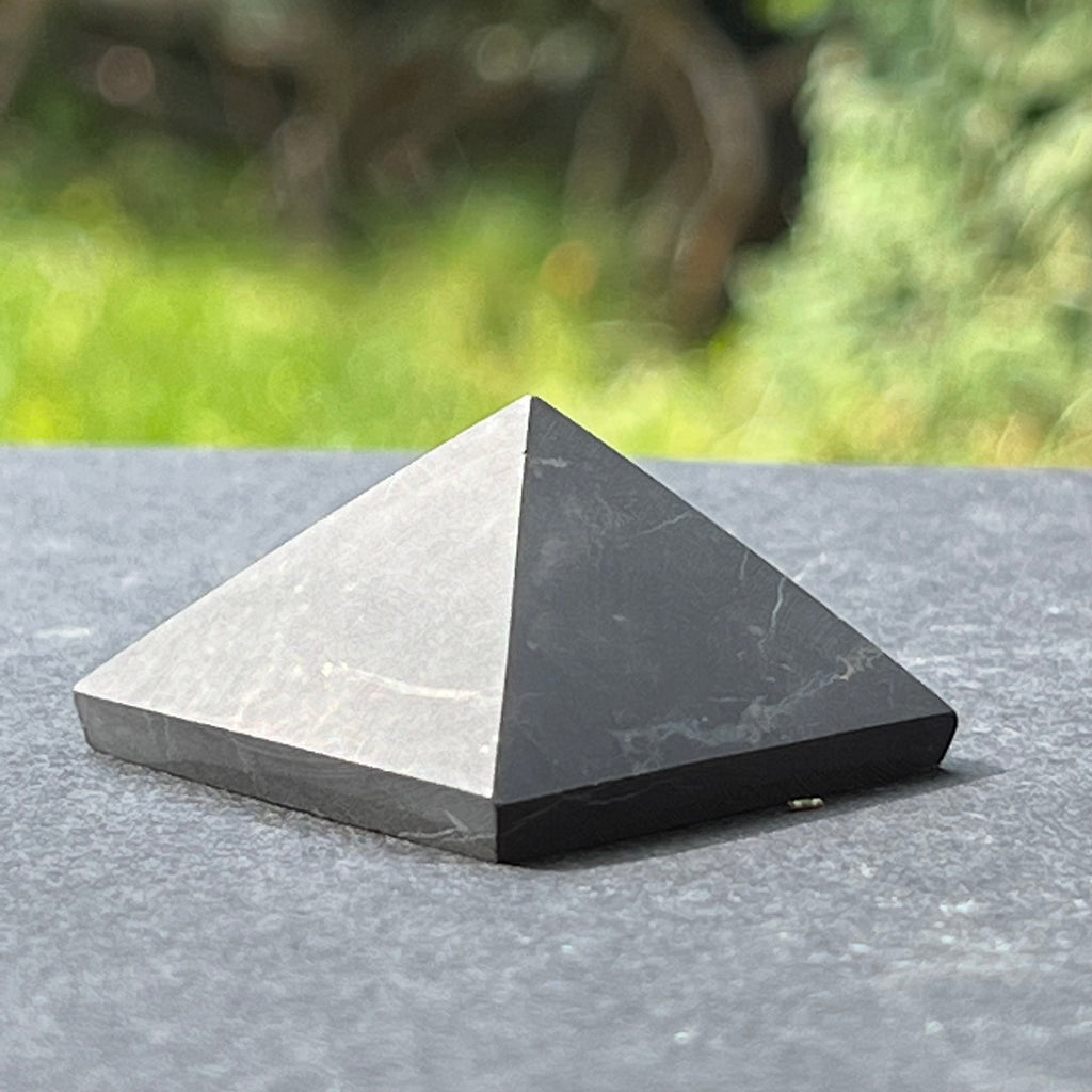Shungit nepolisat -piramida 3.5 cm, druzy.ro, cristale 1