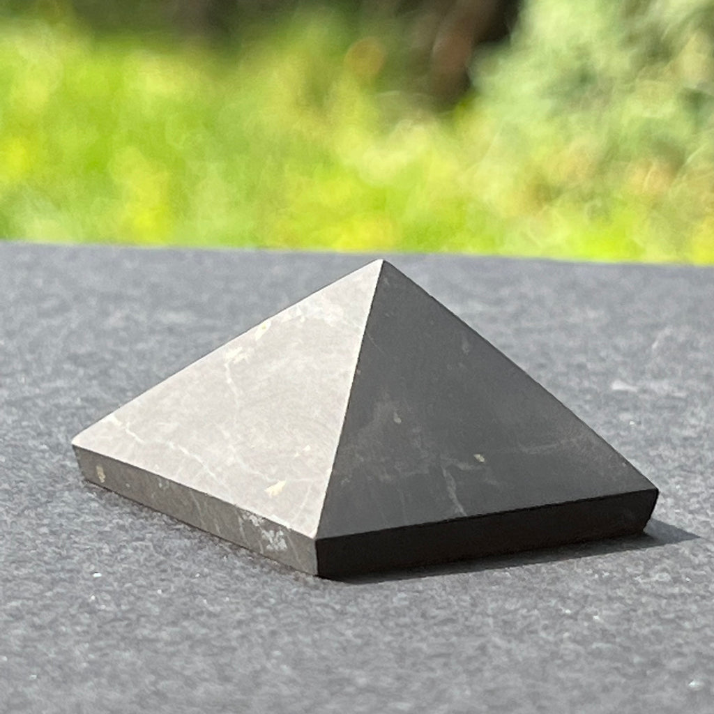 Shungit nepolisat -piramida 3.5 cm, druzy.ro, cristale 2