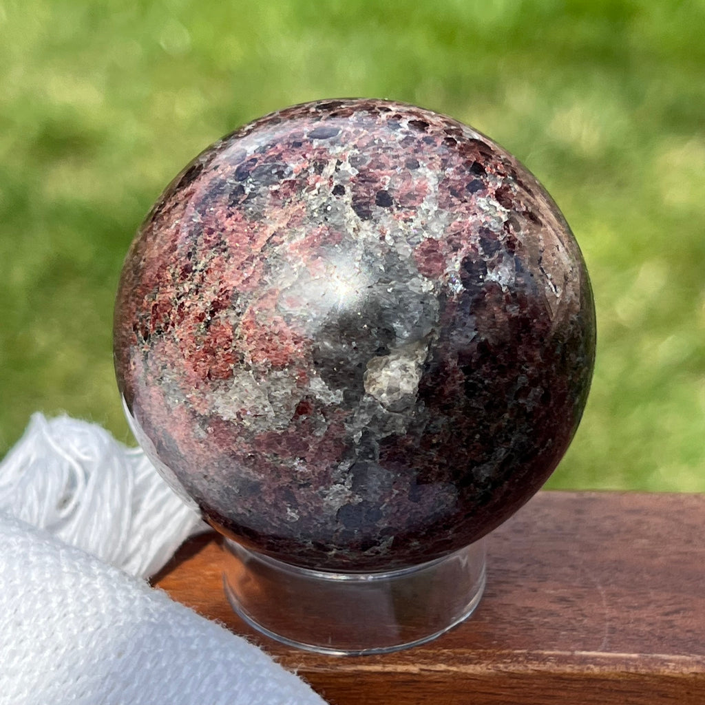 Granat rosu sfera m2, druzy.ro, cristale 2