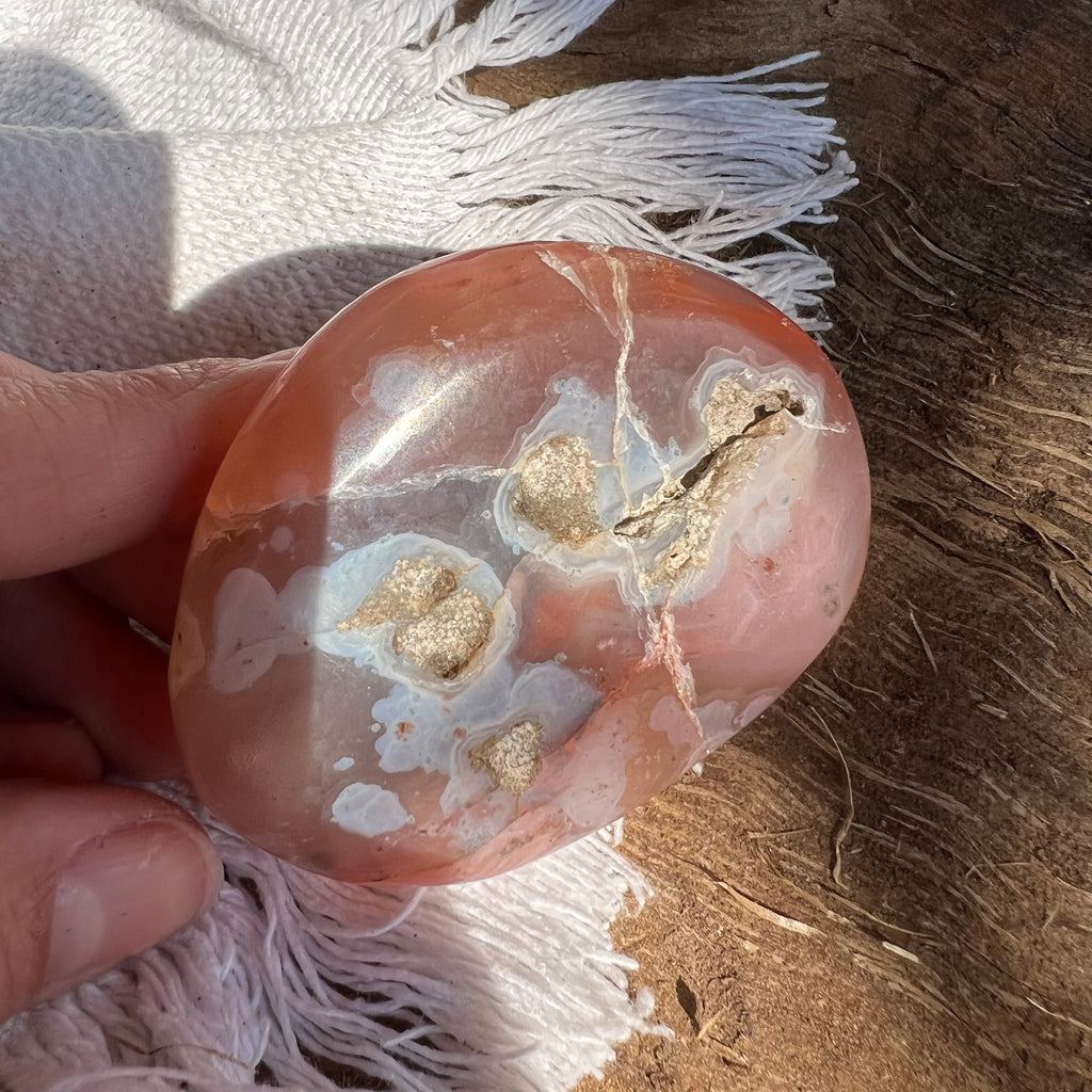 Agat rosu palm stone m1, druzy.ro, cristale 5