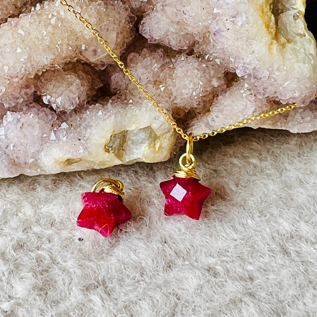 Pandantiv steluta mini ruby 1cm (optiune adaugare lantisor argint placat cu aur), druzy.ro, cristale 2